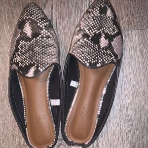 Universal threads snakeskin mules